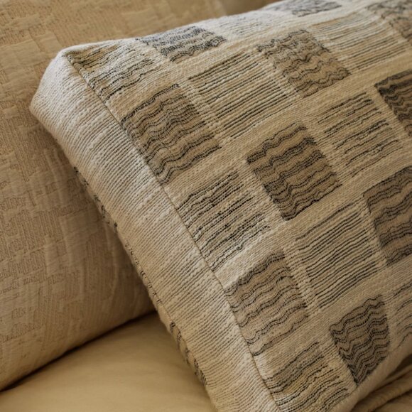 Lulu and Georgia Leh Box Pillow New - Picture 3 of 6